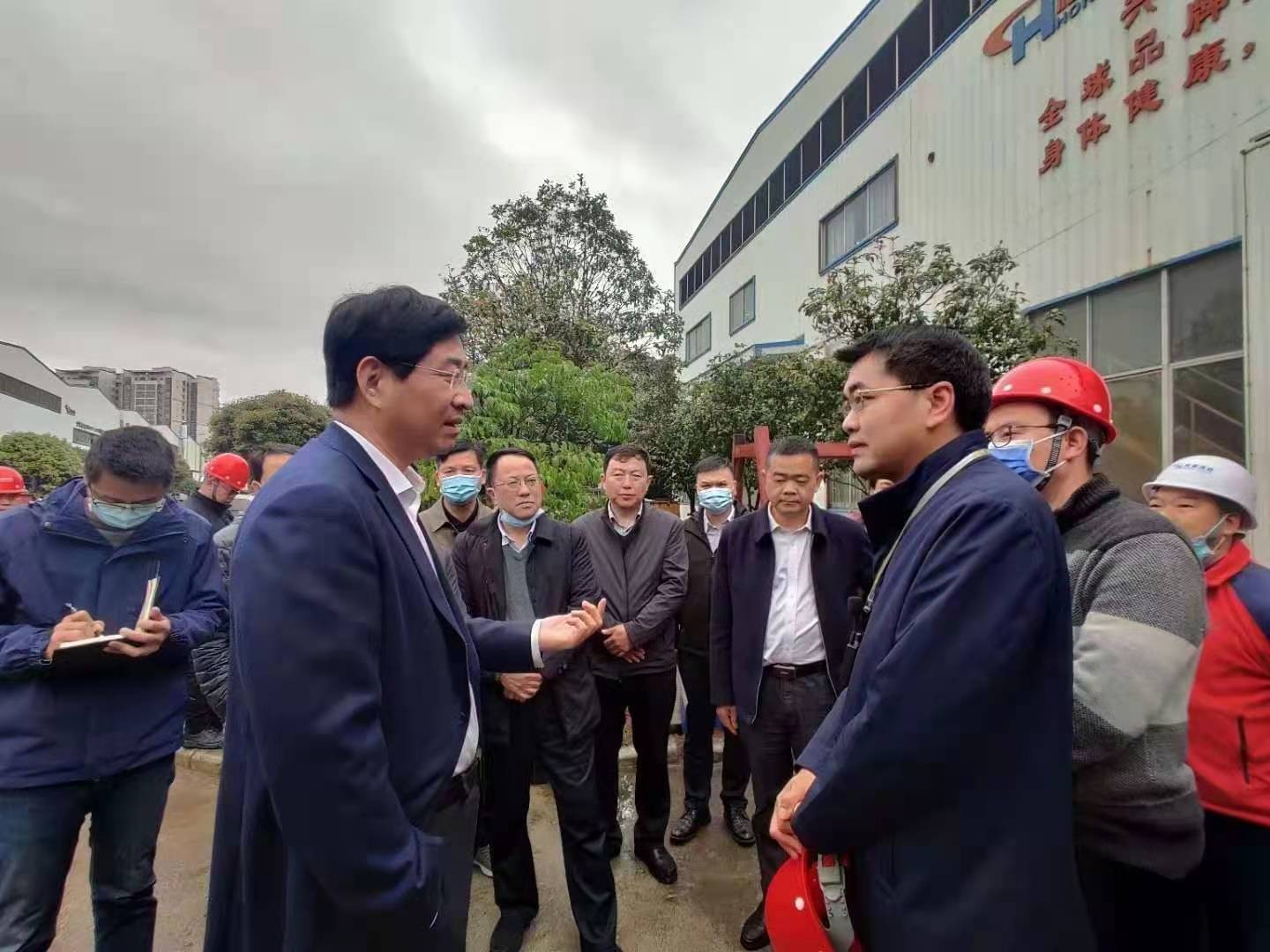 桂林市委書記周家斌書記，鐘洪常務(wù)副市長等市委市政府，區(qū)委區(qū)政府領(lǐng)導(dǎo)一行開年第一站來到廣西桂林鴻程機(jī)械廠指導(dǎo)慰問