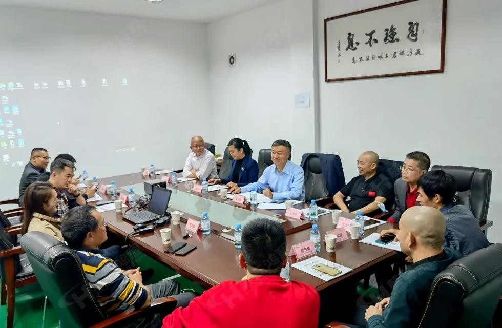 歡迎廣西塑料行業協會一行蒞臨桂林鴻程礦山機械廠參觀指導！