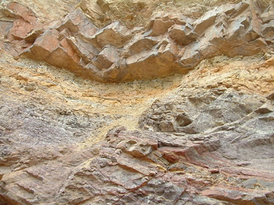 嫩泥，是一種土黃色，灰白色為主的雜色黏土