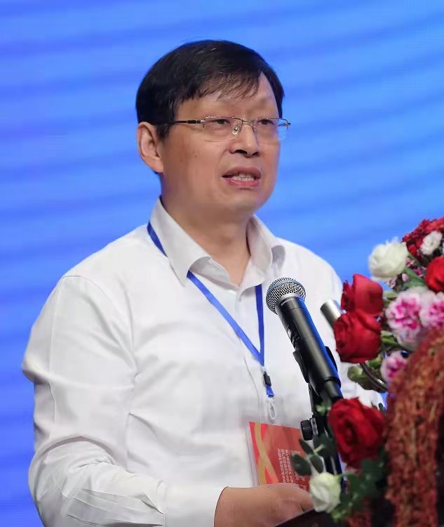 廣西大學校長助理、廣西碳酸鈣產業化工程院常務副院長、廣西碳酸鈣行業協會會長童張法圖片來源：廣西碳酸鈣產業化工程院